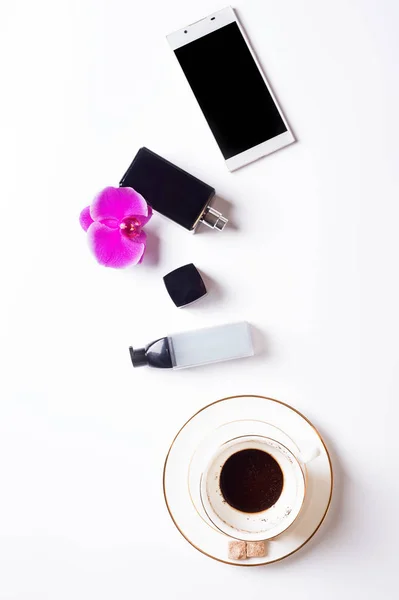 Xícara de café com telefone inteligente e senhora cuidado definido em torno de b branco — Fotografia de Stock