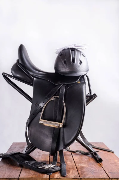 Svart professionell läder dressyr sadel i komplett med RID — Stockfoto
