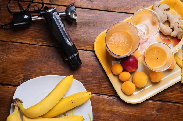 Smoothie aux fruits frais avec banane et abricots au plateau orange w — Photo