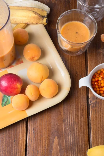 Batido de frutas frescas con plátano y albaricoques en bandeja de naranja w — Foto de Stock