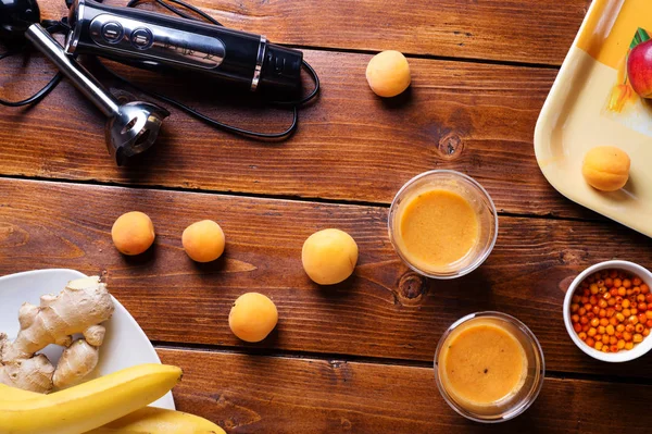 Licuadora puesta en mesa de madera con batido de frutas frescas con b Imágenes de stock libres de derechos