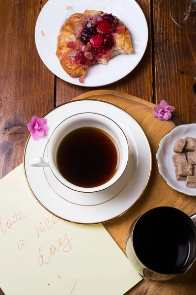 Happy  morning . life style shot with coffee and berry cake — Stock Photo, Image