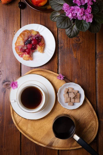 Happy  morning . life style shot with coffee and berry cake — Stock Photo, Image