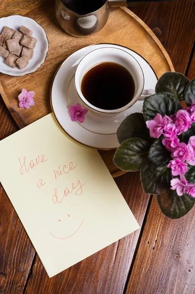 Happy Morning. leven stijl shot met koffie en roze bloem — Stockfoto