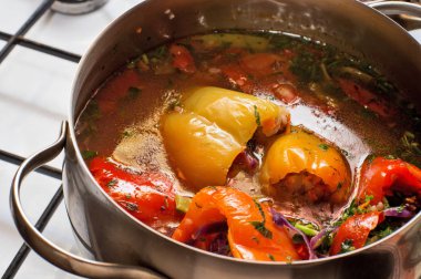 tencerede domates ile pişirme vejetaryen dolması tatlı biber