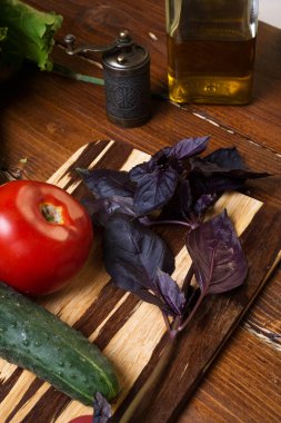 taze organik sebzeler, bazilik ve pişirme yeşil salata 