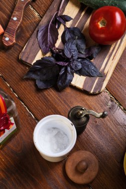 ahşap masada taze bazilik ile pişirme seti. yakın çekim