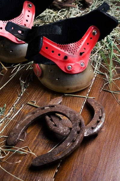 Hoefijzers in plaats daarvan hoefijzers in gat houten vloer — Stockfoto