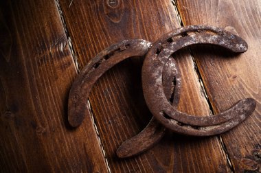 Equesrtian arka plan. Şanslı eski at nalı ahşap ba döşeme