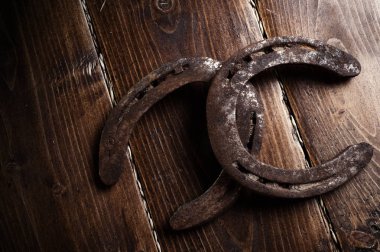 Equesrtian arka plan. Şanslı eski at nalı ahşap ba döşeme