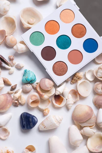 Palettes d'oeil d'été de mode avec coquilles naturelles et pierres précieuses a — Photo