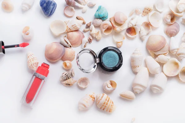 Moda verano coral ojo paletas con conchas naturales y gemas — Foto de Stock