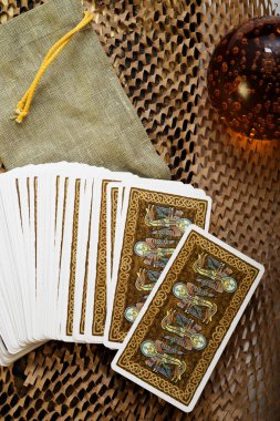 Çanta ve büyülü küre ile Tarot kartları. Stüdyo shot