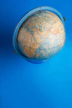 Arka planda küre küre küre model heykelsi.