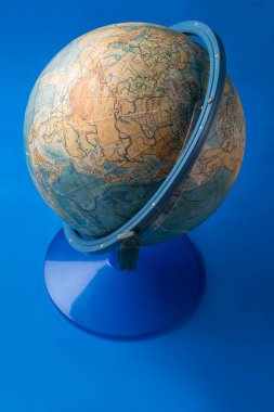 Arka planda küre küre küre model heykelsi.