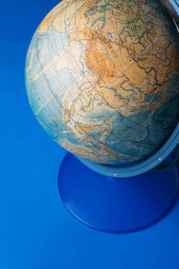 Arka planda küre küre küre modeli heykelsi. yakın çekim