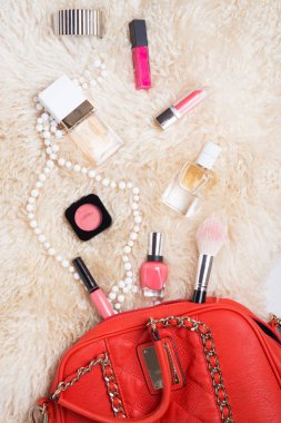 düz yatıyordu Bayan beyaz koyun derisi kürk etrafında set