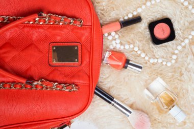 düz yatıyordu Bayan beyaz koyun derisi kürk etrafında set