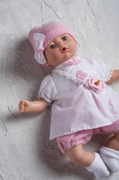 Bonito bebê boneca tot com dummy em torno de fundo branco — Fotografia de Stock