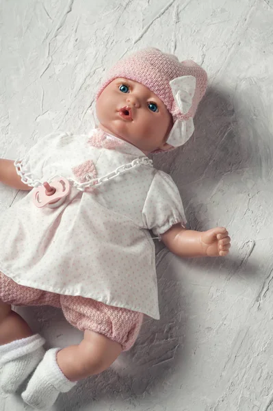 Bonito bebê boneca tot com dummy em torno de fundo branco — Fotografia de Stock