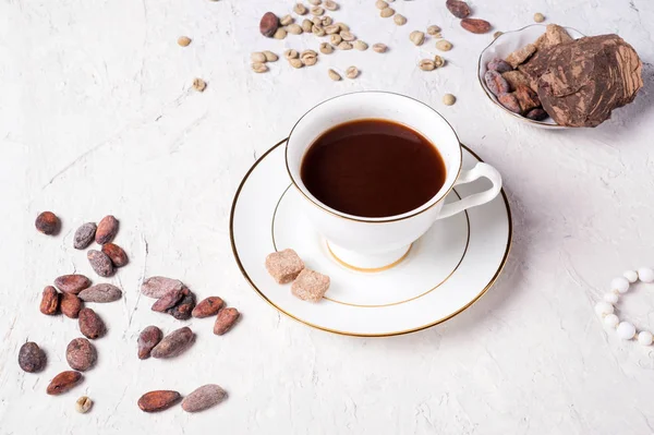 Porcelain cup of mocca coffee with natural chocolate, cocao bean — Stock Photo, Image