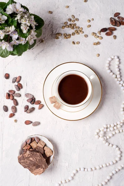 Porcelain cup of mocca coffee with natural chocolate, cocao bean — Stock Photo, Image