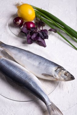 deferent onio ile transporant plaka üzerinde tuzlu bütün ringa