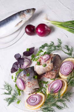 yeşil ile bir transporant plaka üzerinde marine ringa rulo fileto 