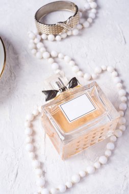 arka plan çevresinde parfüm ve boyun boncuk ile porselen fincan