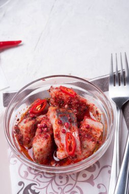 kırmızı pep ile transporant kase baharatlı marine ringa fileto