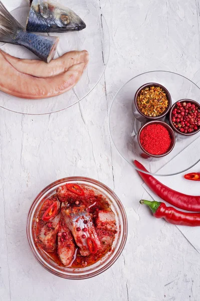 Filé de arenque marinado picante em tigela transportante com pep vermelho — Fotografia de Stock