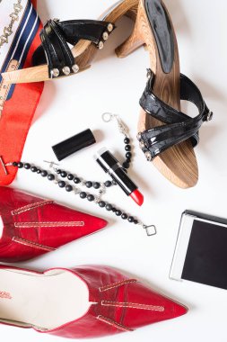 ayakkabı ve beyaz etrafında aksesuar ile bayan yaşam tarzı arka plan 