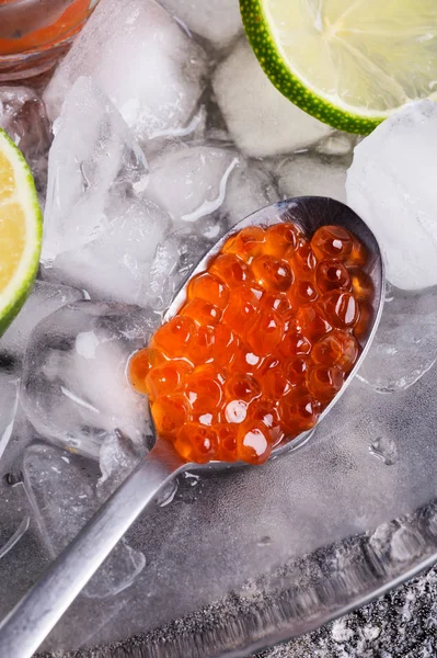 Färsk röd lax kaviar i sked närbild. Protein Luxury Deli — Stockfoto