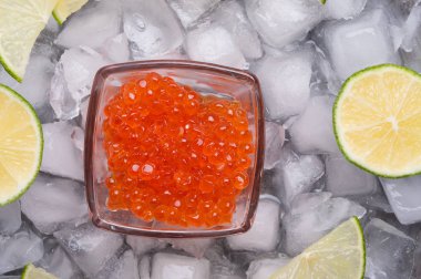  buz etrafında kireç ile taze kırmızı somon havyar. makro çekim. Pro