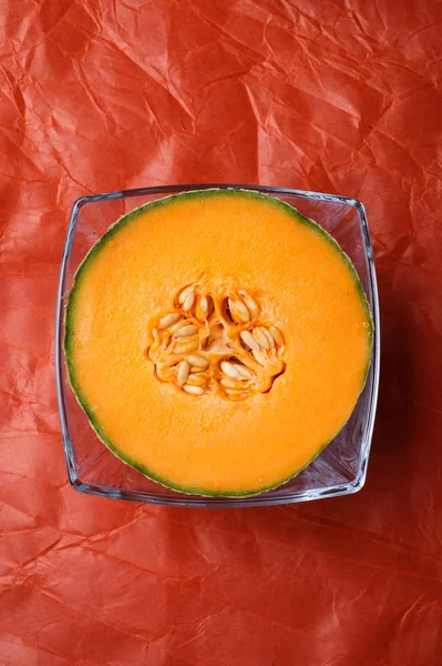 Hälften av cantaloupemelon runt apelsin bakgrund. Tasty Sweet e — Stockfoto