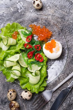 kırmızı somon havyar ve chuka ile taze gurme salata, yumurta bir