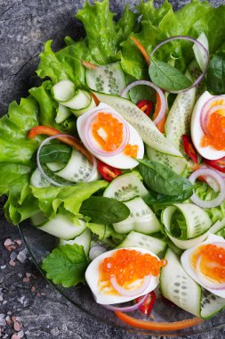 kırmızı somon havyar ve yumurta ve vege ile taze gurme salata