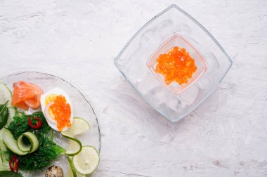 somon, havyar, yumurta ve sebze ile taze gurme salata. 