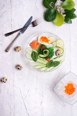 kırmızı somon havyar ve yumurta ve vege ile taze gurme salata