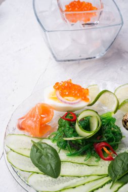 somon, havyar, yumurta ve sebze ile taze gurme salata. 