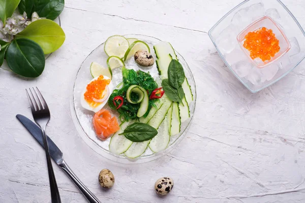 somon, havyar, yumurta ve sebze ile taze gurme salata. 