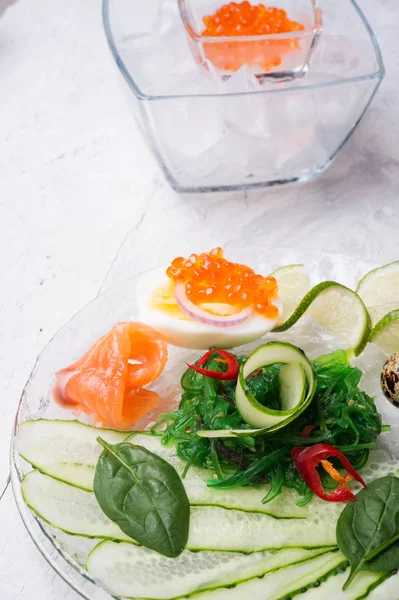 somon, havyar, yumurta ve sebze ile taze gurme salata. 