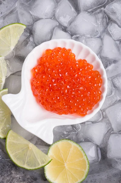 Caviar Salmão Vermelho Fresco Servido Com Limão Torno Gelo Macro — Fotografia de Stock