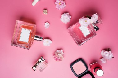 bayan pembe arka plan etrafında kozmetik ve çiçek ile ayarlayın. Düz