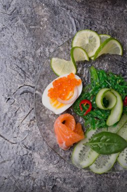 somon, havyar, yumurta ve sebze ile taze gurme salata. 