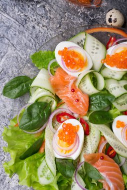 kırmızı somon havyar ve yumurta ve vege ile taze gurme salata