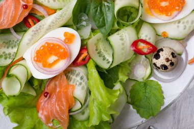 kırmızı somon havyar ve yumurta ve vege ile taze gurme salata