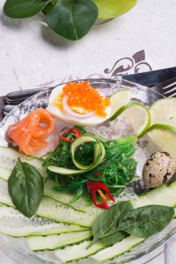 somon, havyar, yumurta ve sebze ile taze gurme salata. 