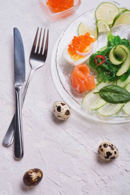 somon, havyar, yumurta, chuka ve vege ile taze gurme salata