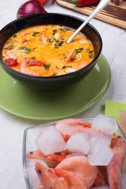 beyaz karides ile ünlü lezzetli Tay Tom nefis baharatlı çorba 